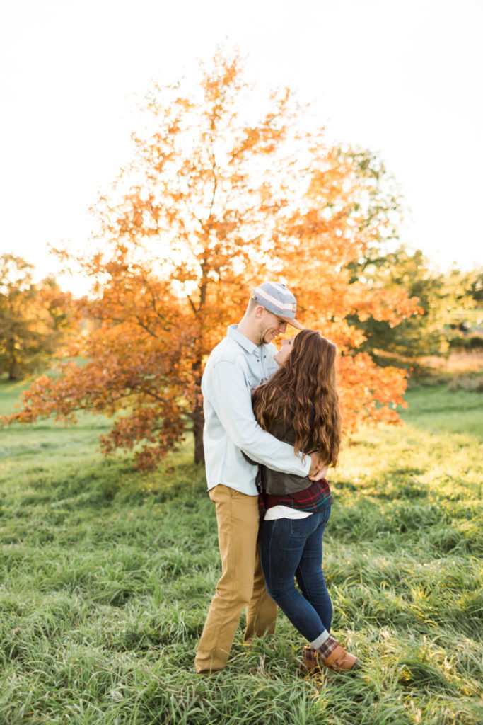 Lifesyle couple hugging by fall trees.